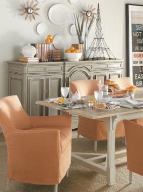 HC1509-23 Chastain Chair with HC1509-18 Chastain 
Slipcover and HC1540-40 / HC1541-40 Piedmont Special 
Construction 114-inch Table